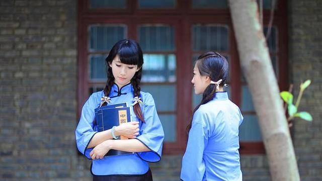 西南联大穿破鞋的化学老师,走路声音很大,晚上吓到回宿舍的女生