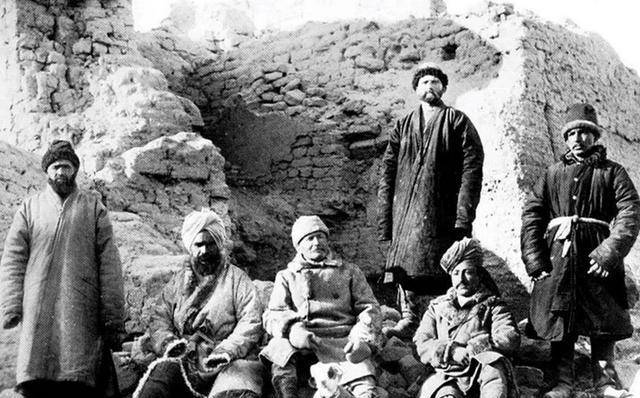 在和敦煌官员用餐的时候,斯坦因发现了其家中有一些隋唐时期的古籍,经