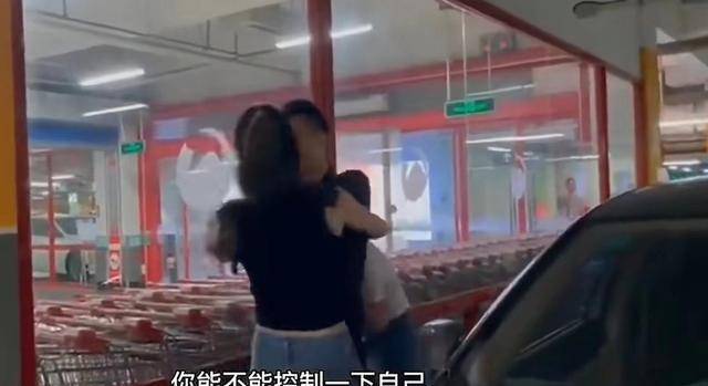 无锡女子在停车场暴打小三,丈夫全程护着情人:当初就不该心软