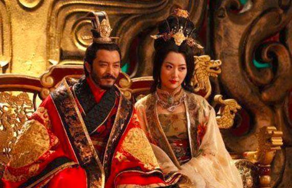 但是起义军的头领宇文化及第一眼看见萧皇后的容貌,就把自己手里的刀