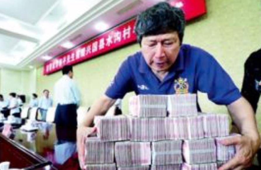 傍上富婆继承百亿遗产,20年来每天捐7万,晚年却很凄惨_父亲_劳改犯