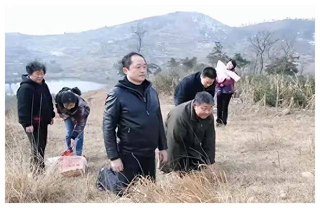 1990年,孙立人4个孩子在父灵柩前的合影,难得一见!