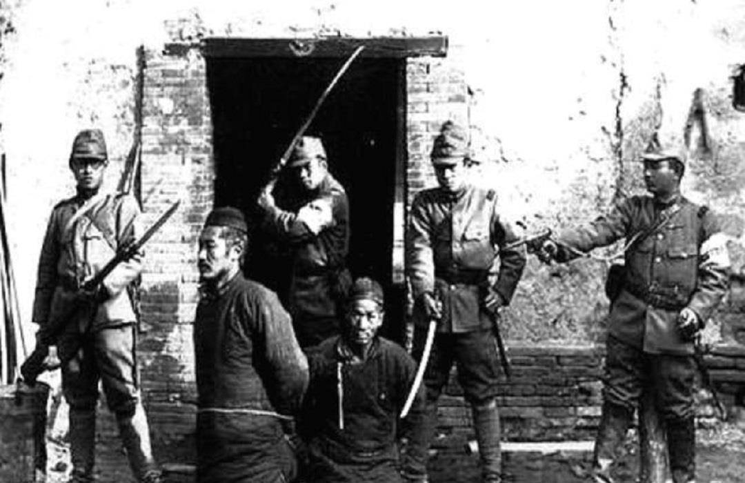 老照片看侵华日军罪行:残害无辜百姓,把人绑在桥上受日晒风吹