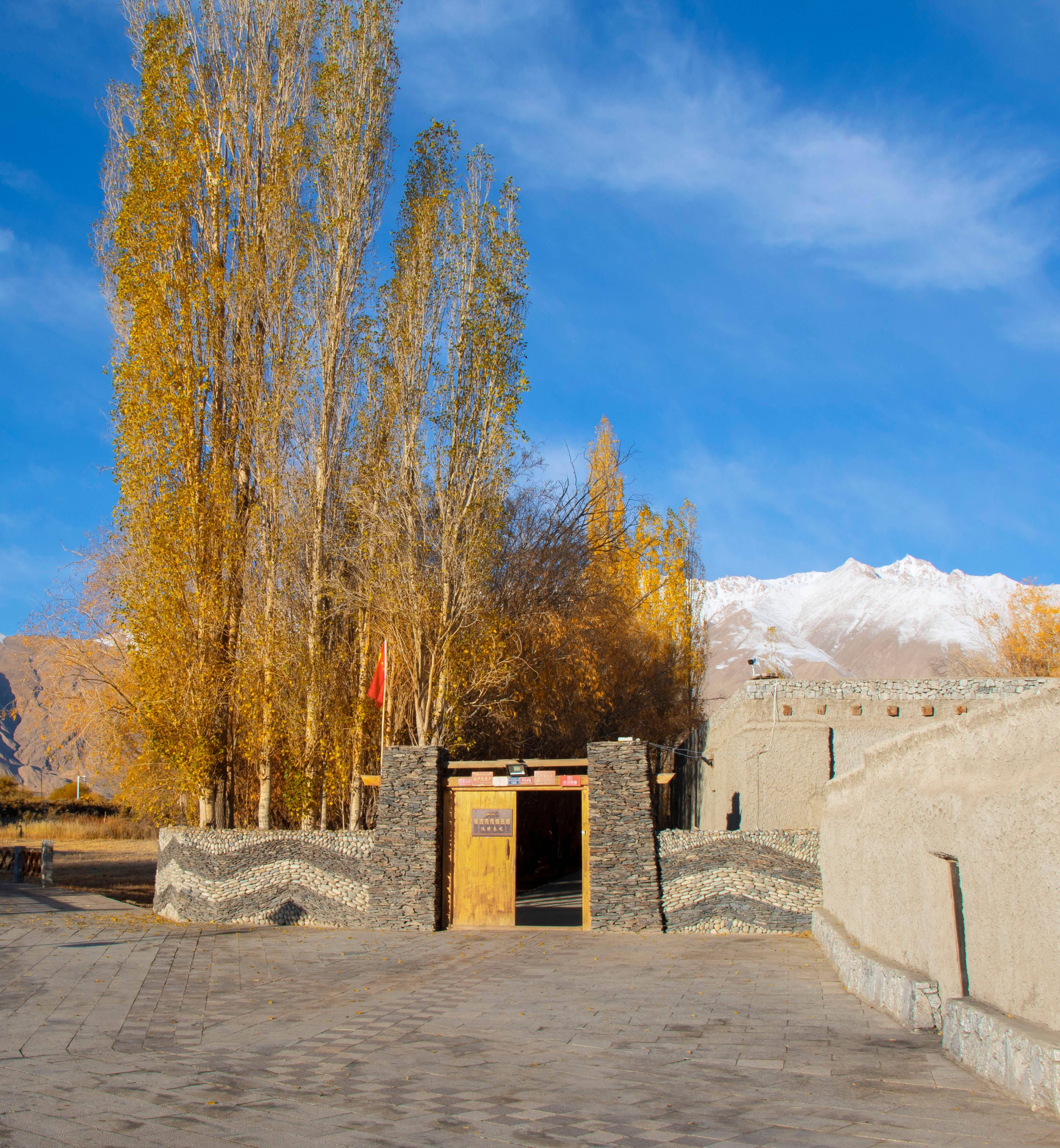 在这里,你不仅能够领略到帕米尔高原的壮丽风光,更能深刻感受到塔吉克