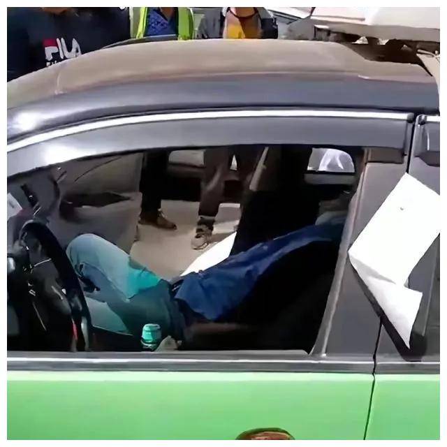 车主车内猝死,交警车外贴罚单,央视怒批执法要有温度!