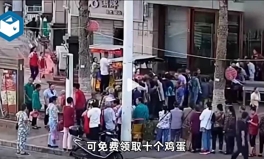 84岁老太在超市排队免费领10枚鸡蛋被挤倒身亡，超市说不关他们事，法院判了-老人超市拿鸡蛋视频