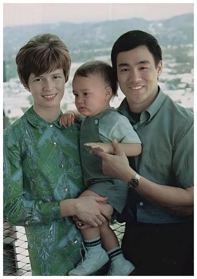 李小龙珍贵老照片,一代武术大师也是普通人_丁佩_儿子_李国豪