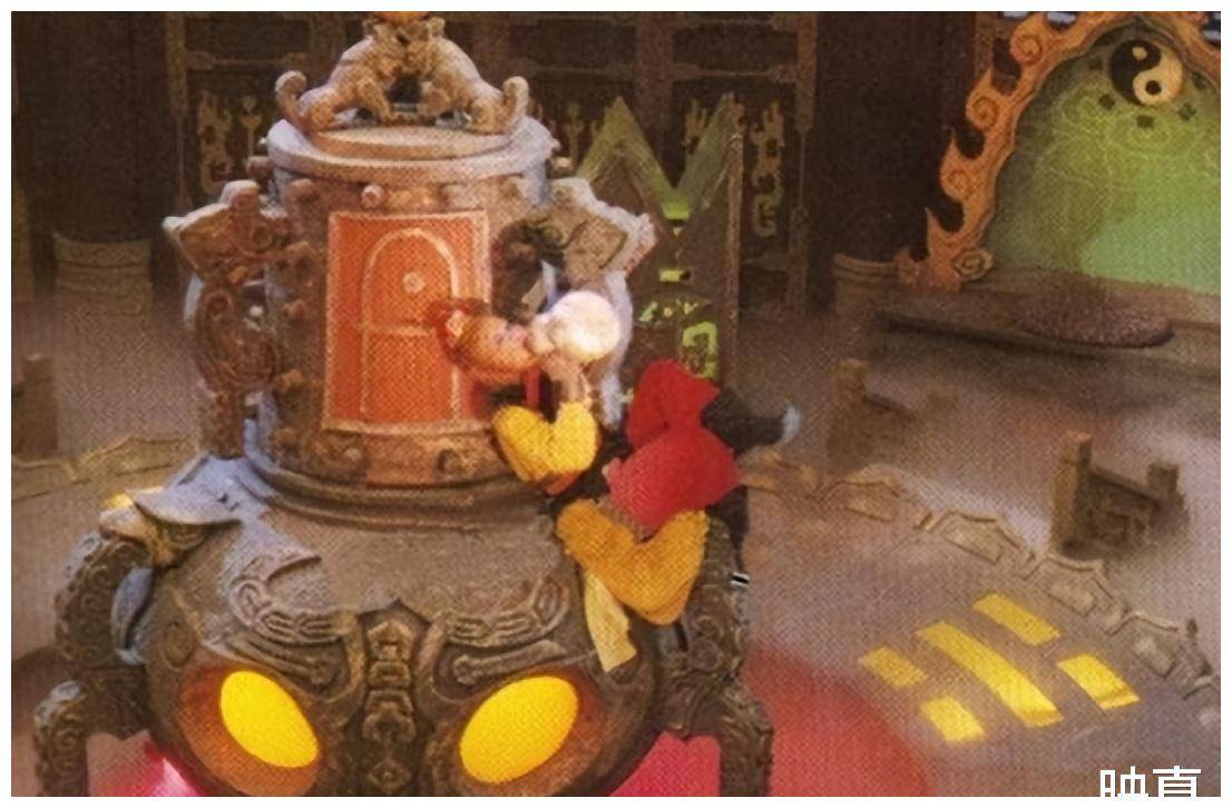 孙悟空醉酒后先是跑到王母娘娘的蟠桃园偷吃蟠桃,随后又去了太上老君