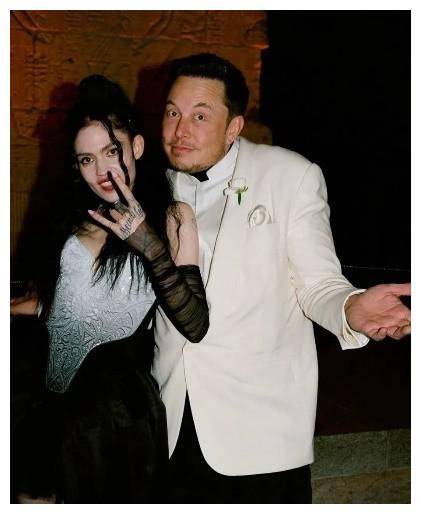 马斯克有新欢不忘旧爱:新女友27岁,肤白貌美,他却跟前任生女儿_grimes