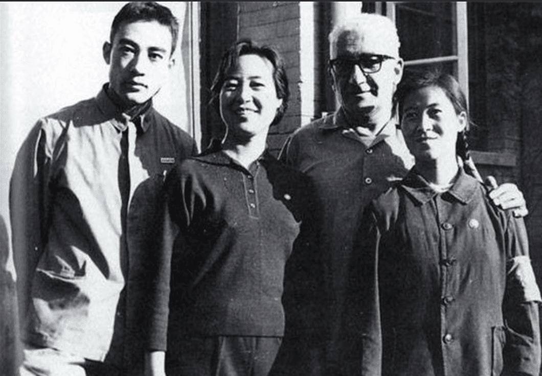 有一天,周苏菲因为感冒来到延安医院,意外结识了马海德,而马海德对