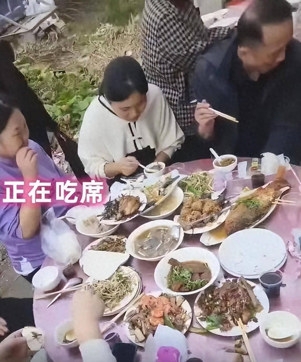 农村一宴席现场,两名老人抢菜打包,男子见状直接扔下筷子不吃了