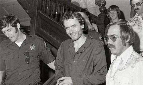 魔,他残害100名少女,还与尸体同吃同住5年_泰德·邦迪_斯坦芬尼_警方