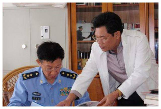 他曾任空军副司令员,中将军衔,父亲是上将,岳父是原国防部长