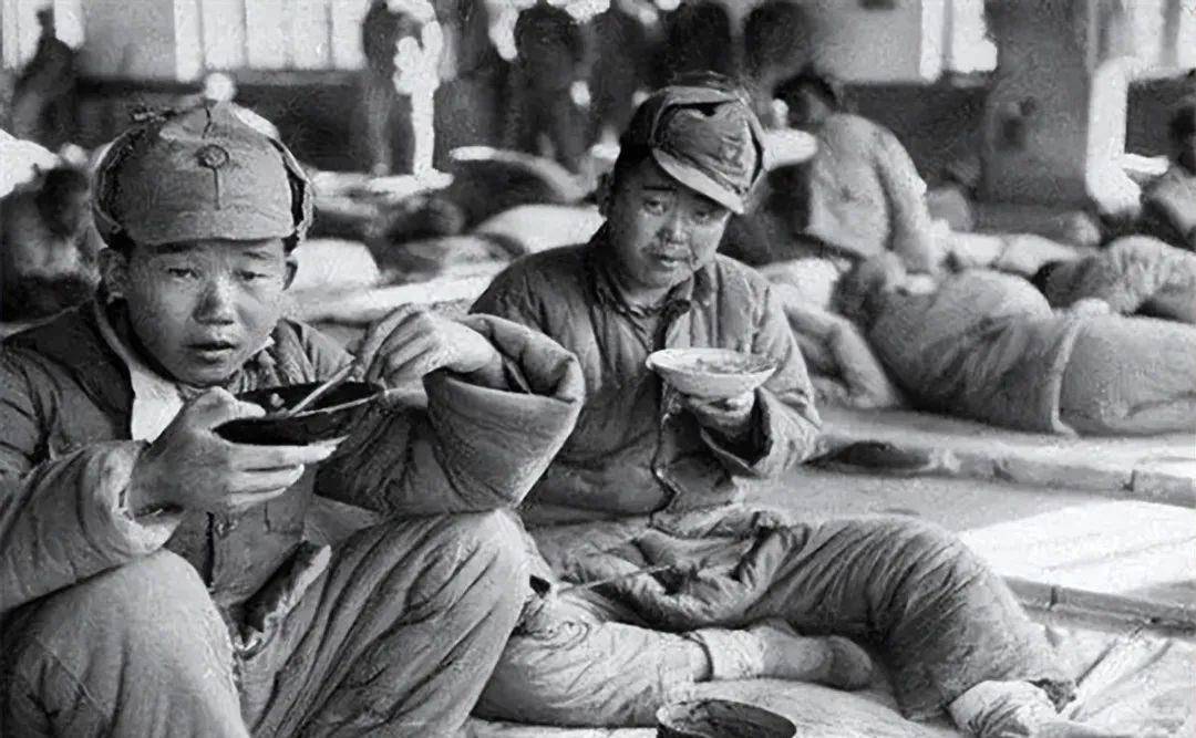 原本在解放后,部队伙食中增加了动物性食材的摄入,提高了食品质量,但