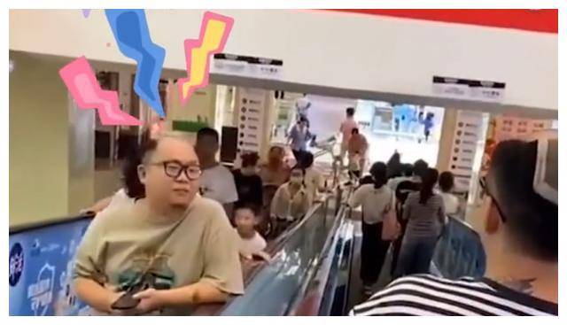 湖北两位程序员电梯上互开玩笑,甩掉假发,大爷被整懵