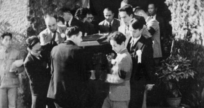 鲁迅先生的葬礼:国母,北大校长扶棺,16名人抬棺,巴金都不算啥