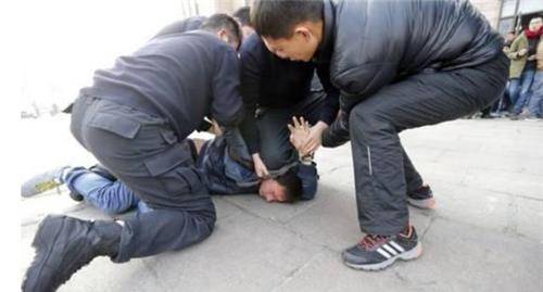 警察抓陌生人图片