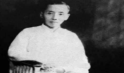 第一个公开批评蒋介石的人是张季鸾,骂他"兵士殉生,将帅谈爱.