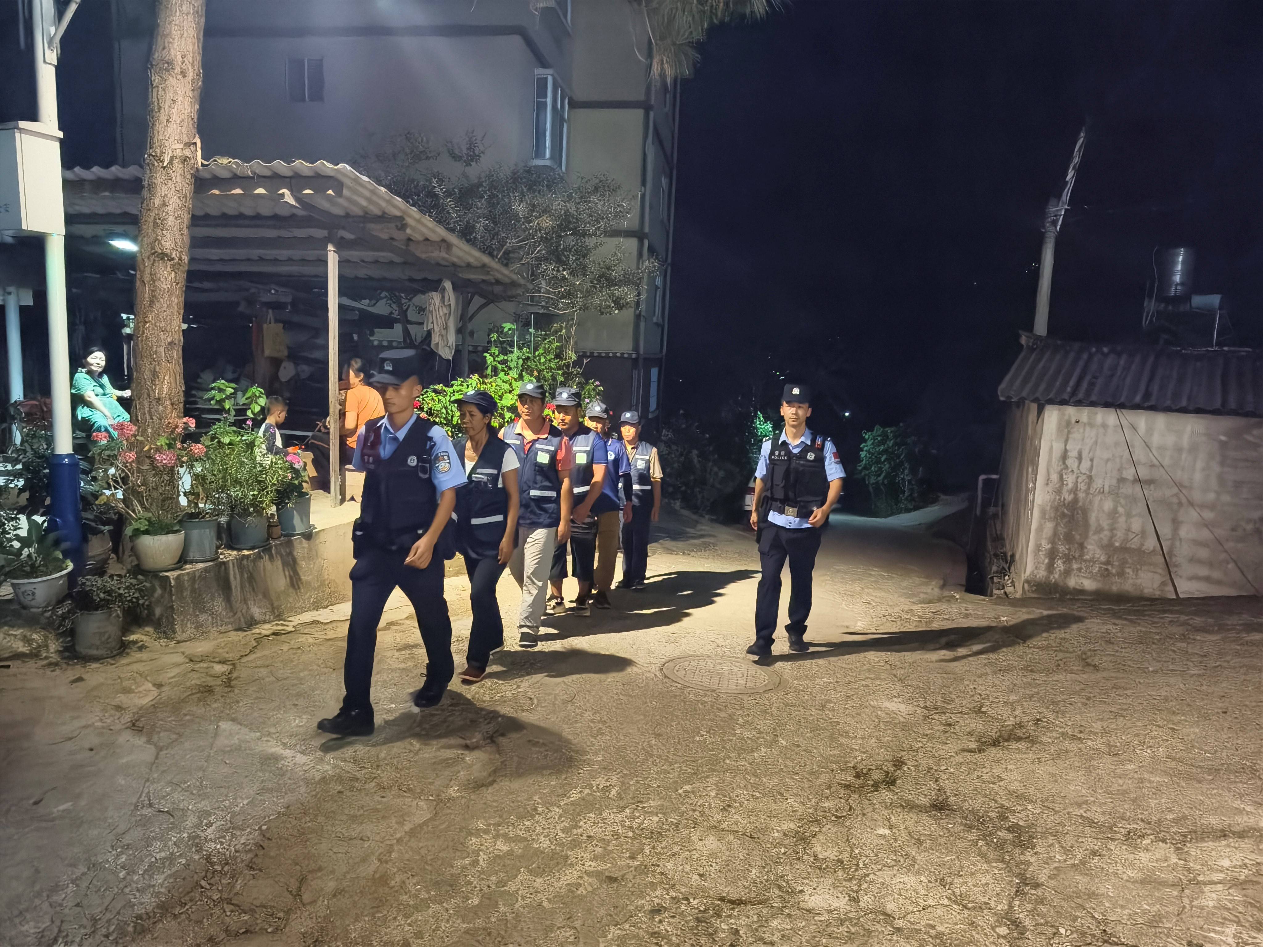 云南怒江:上江所联合网格员开展夜间治安巡逻防控工作