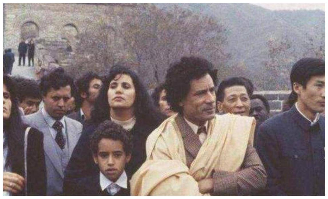 被拖行40多米,抹眼泪求饶,士兵拿手机拍照_联合国大会_班加西_反对派