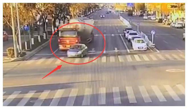 痛心!山东威海发生严重车祸致2人死亡,监控曝光:两辆车被压扁