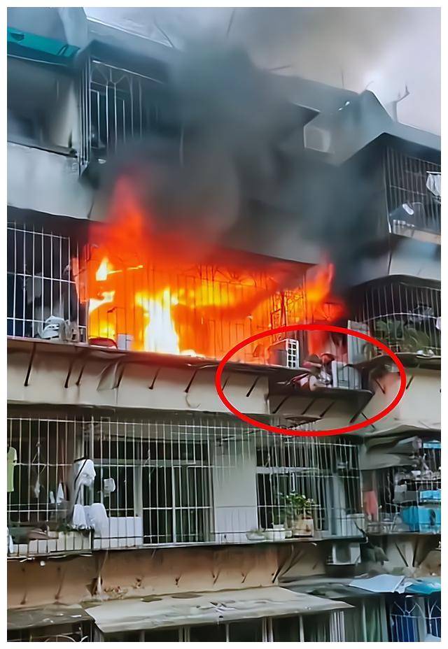 而据事发小区居民透露,这起火灾发生的时间应该是在4月17日早晨5点15