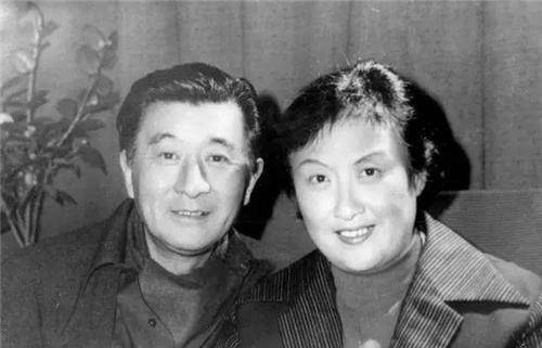 1942年,南北剧社社长程述尧得知黄宗英辞职后,便邀请她加入自己的剧社