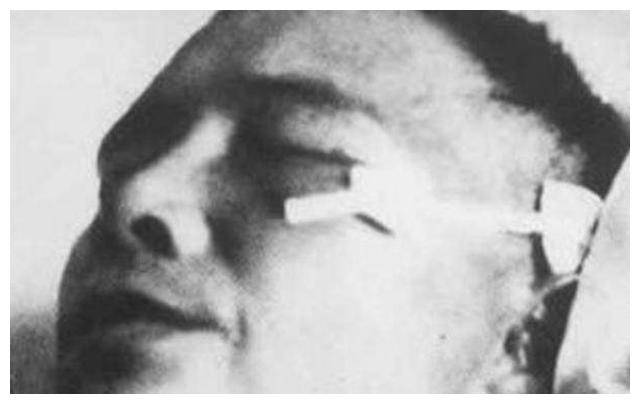 从面相上看,马超俊能清晰地辨认出此人正是汪精卫,只是怪就怪在人已经