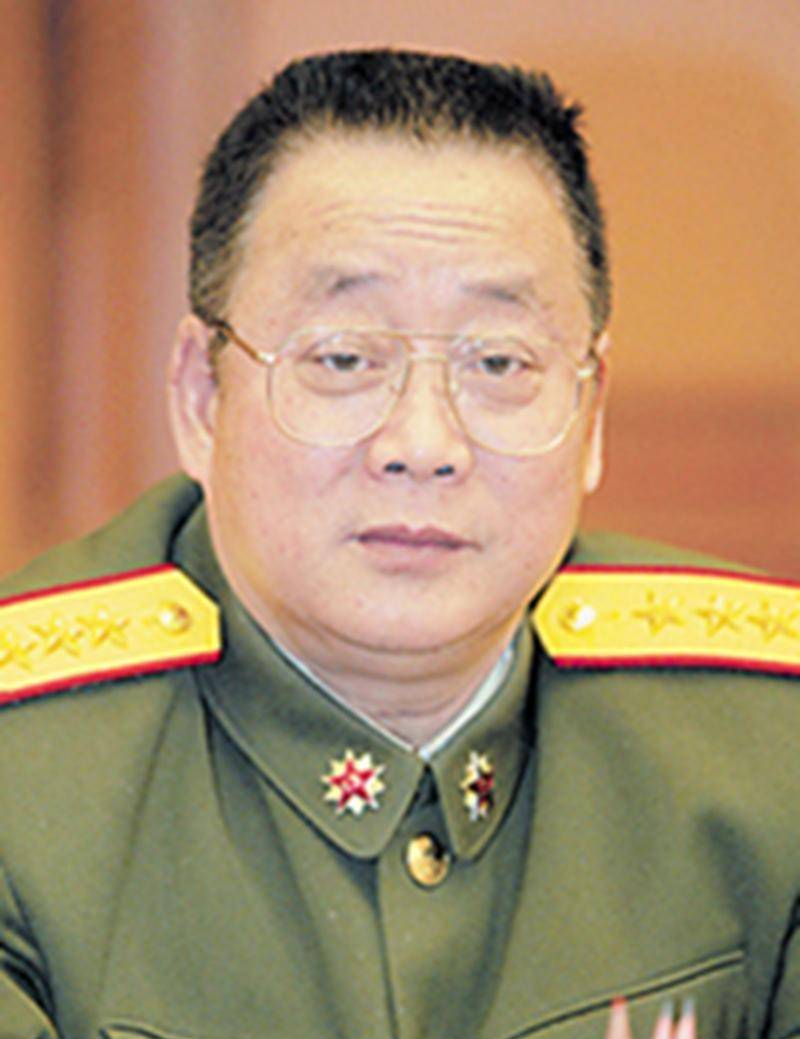 1988年,解放军实行了新式军衔,何其宗被授予中