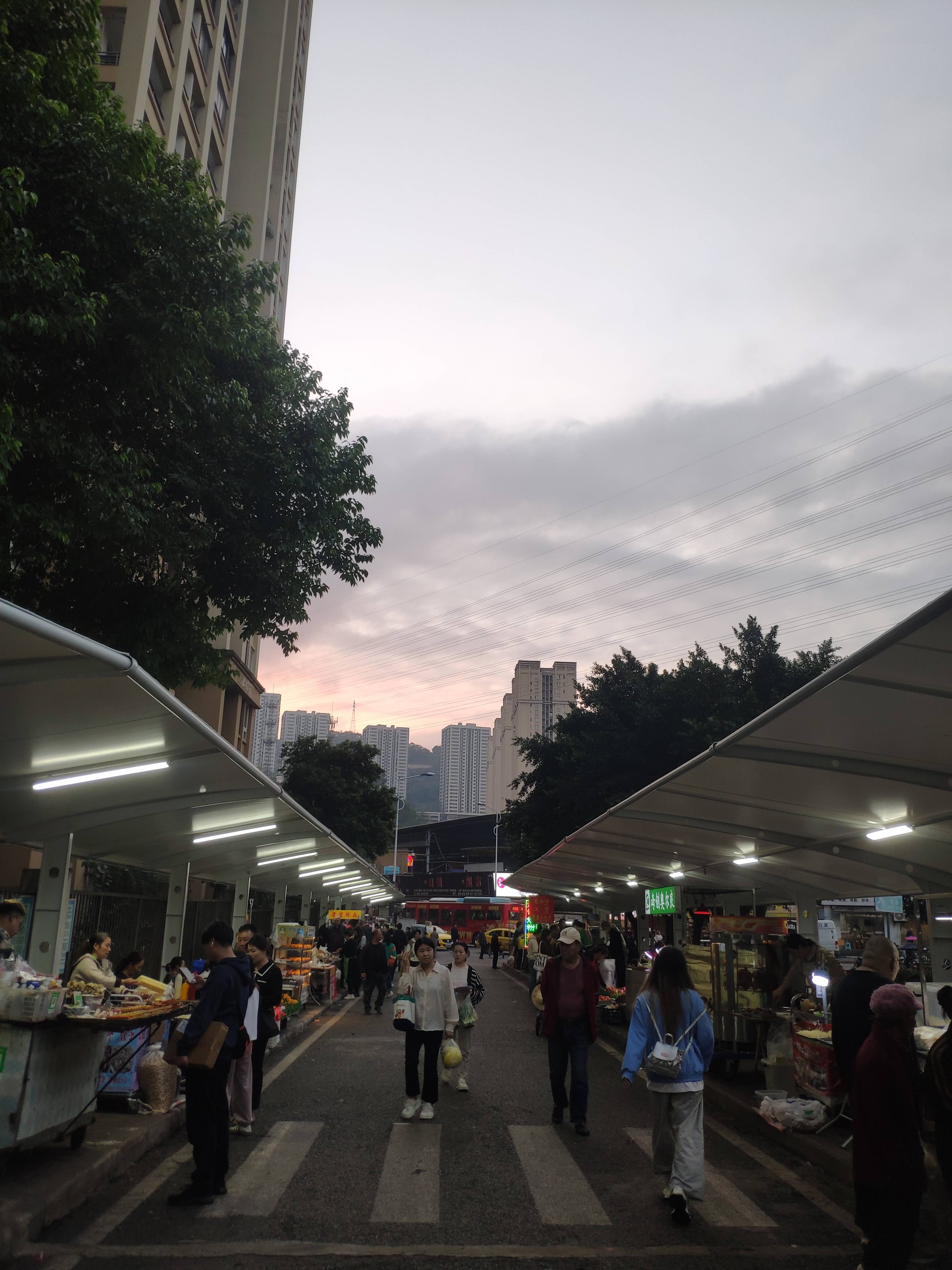 重庆巴南区云篆山水公租房的夜市"烟火气" 各种美食琳琅满目