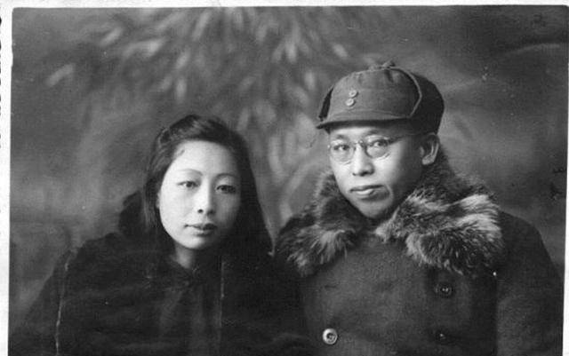 罗荣恒前往莫斯科治病,临走时拿出十两黄金,用来贴补当地留学生