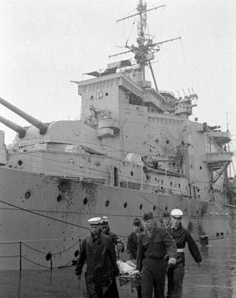 搁浅的"紫石英"号,而是赶来增援的"伦敦"号重型巡洋舰,"伴侣"号驱逐舰