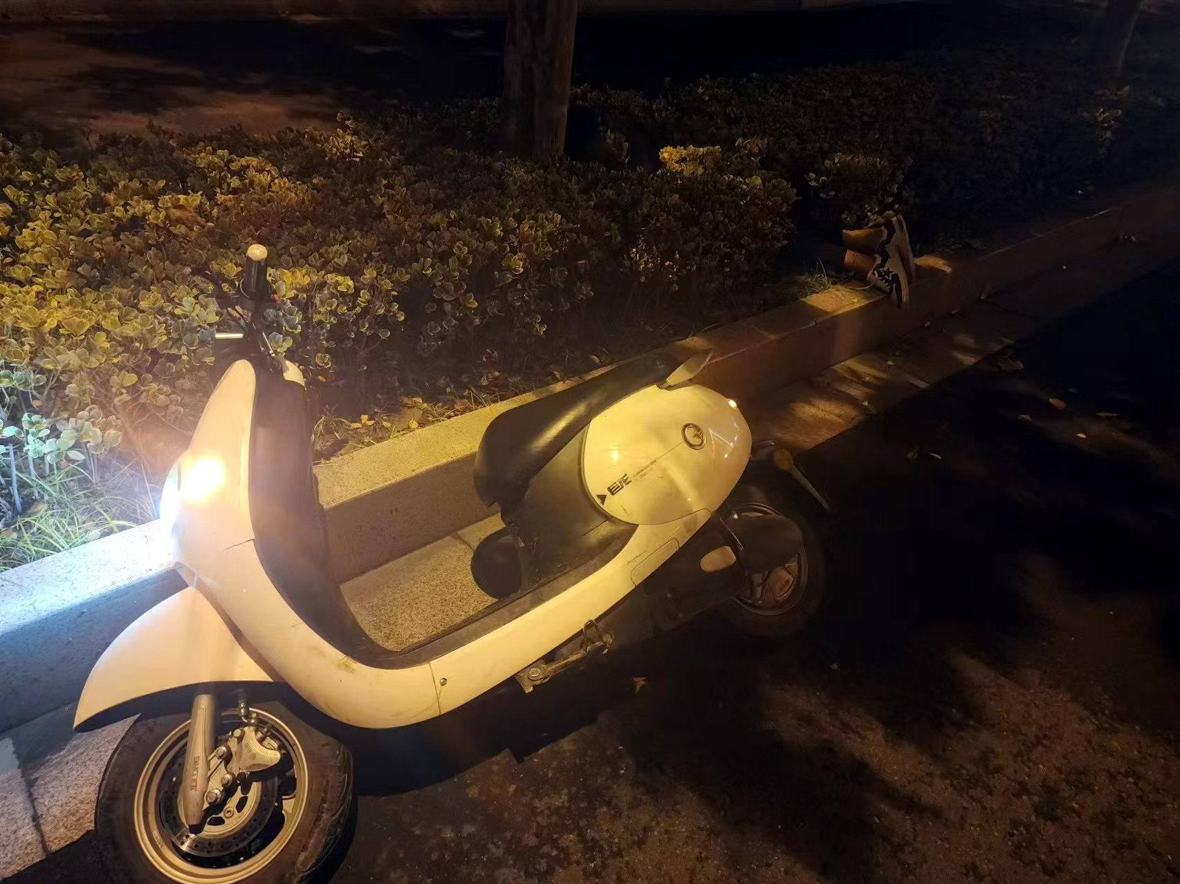 醉酒男子骑车摔进花坛 徐州休班铁警积极救助