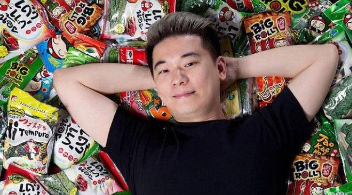 泰国18岁落魄富二代,靠卖海苔2年内赚4000万,21岁身价上亿