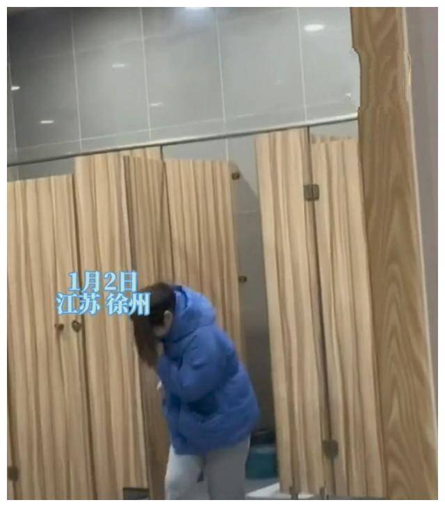 虽说随着时代的发展,如今很多地方都有厕所,这也减少了随地大小便的不