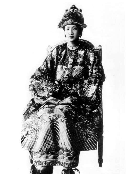 答应坚决遵守一夫一妻制,他还动用了法国驻越南总督的关系,才让王室