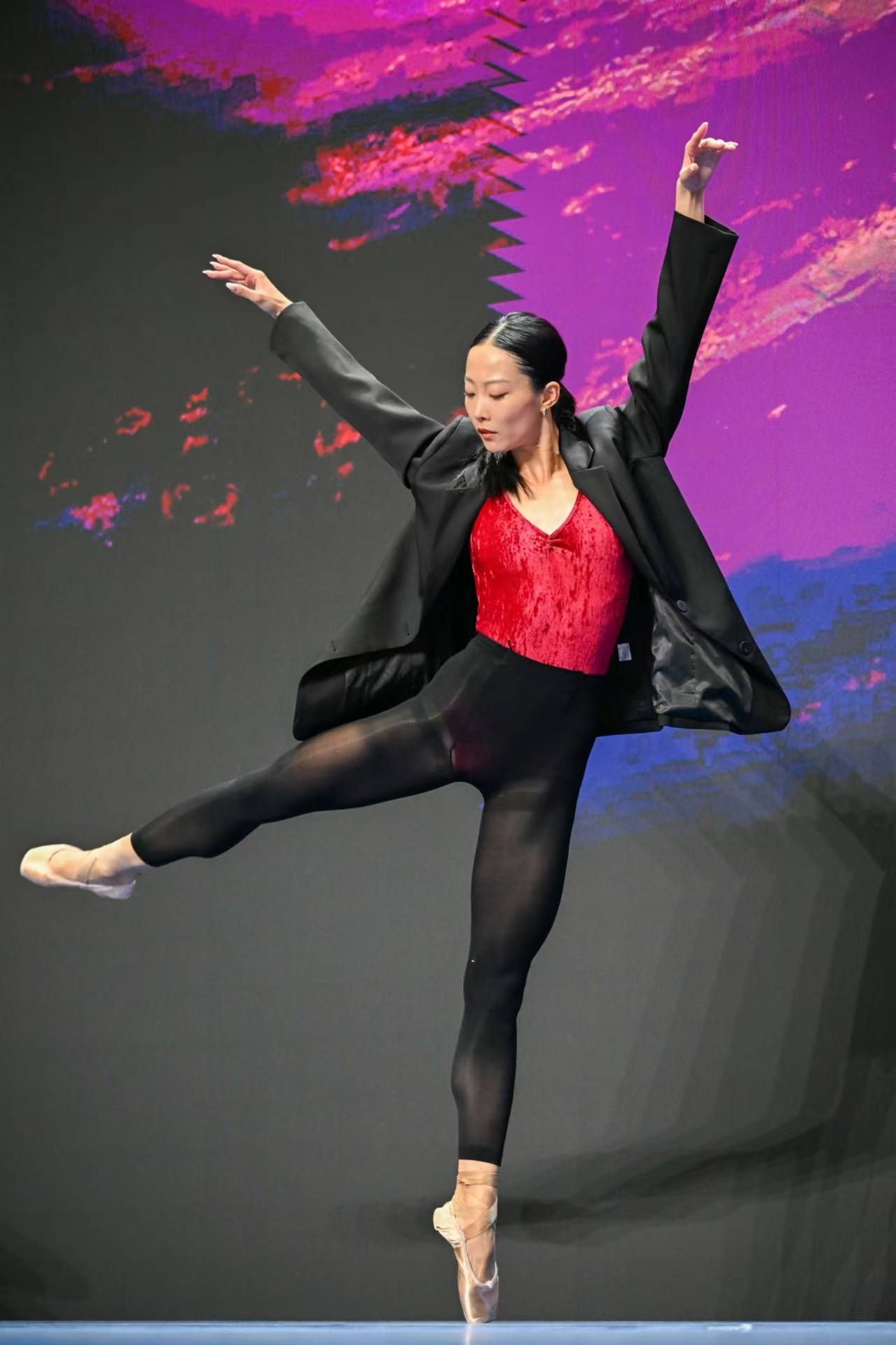 来自美国纽约城市芭蕾舞团的首席演员陈镇威,美国旧金