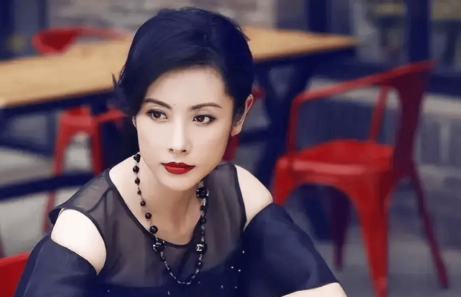 不同类型的角色,在都市情感剧《爱的厘米》中,她饰演的"师娘"关多云
