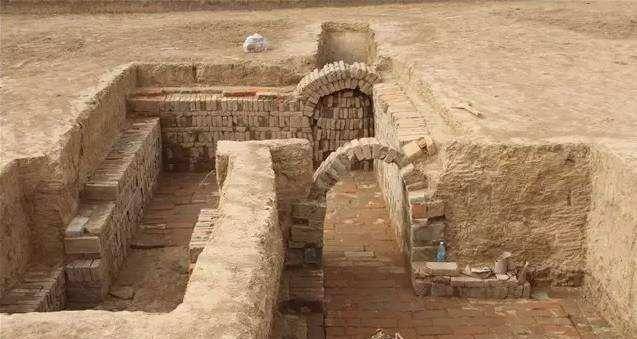 地厉害,说不定对文物反而造成更为厉害的破坏,而且那里又是农民的田地