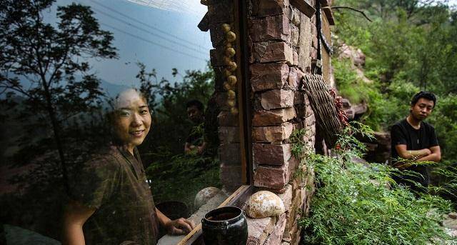 王美娜,高磊:蜗居山洞的90后小夫妻,"原生态"直播惹网友点赞