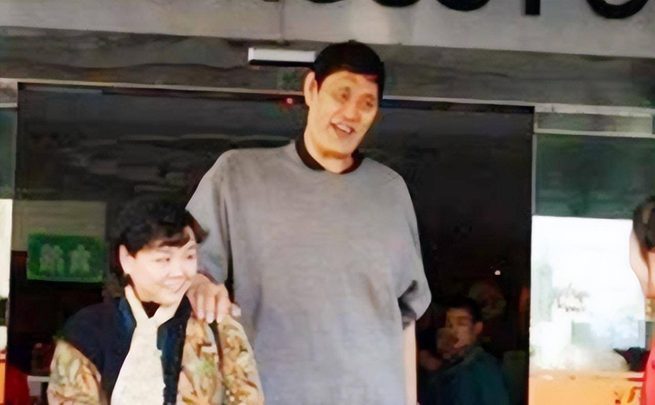 穆铁柱的最后一天:在健身器材上蹬自行车,随后运动缓慢逐渐瘫倒