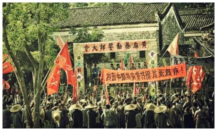 儿子参军后"牺牲"母亲伤心欲绝,17年后警卫员上门:司令接您入京