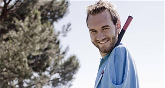 天生没有四肢,靠"嘴"逆袭身价过亿,迎娶亚裔娇妻,还生4个娃_尼克·胡