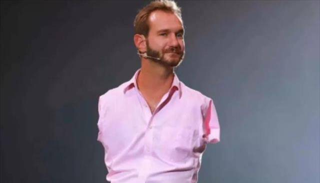 天生没有四肢,靠"嘴"逆袭身价过亿,迎娶亚裔娇妻,还生4个娃_尼克·胡