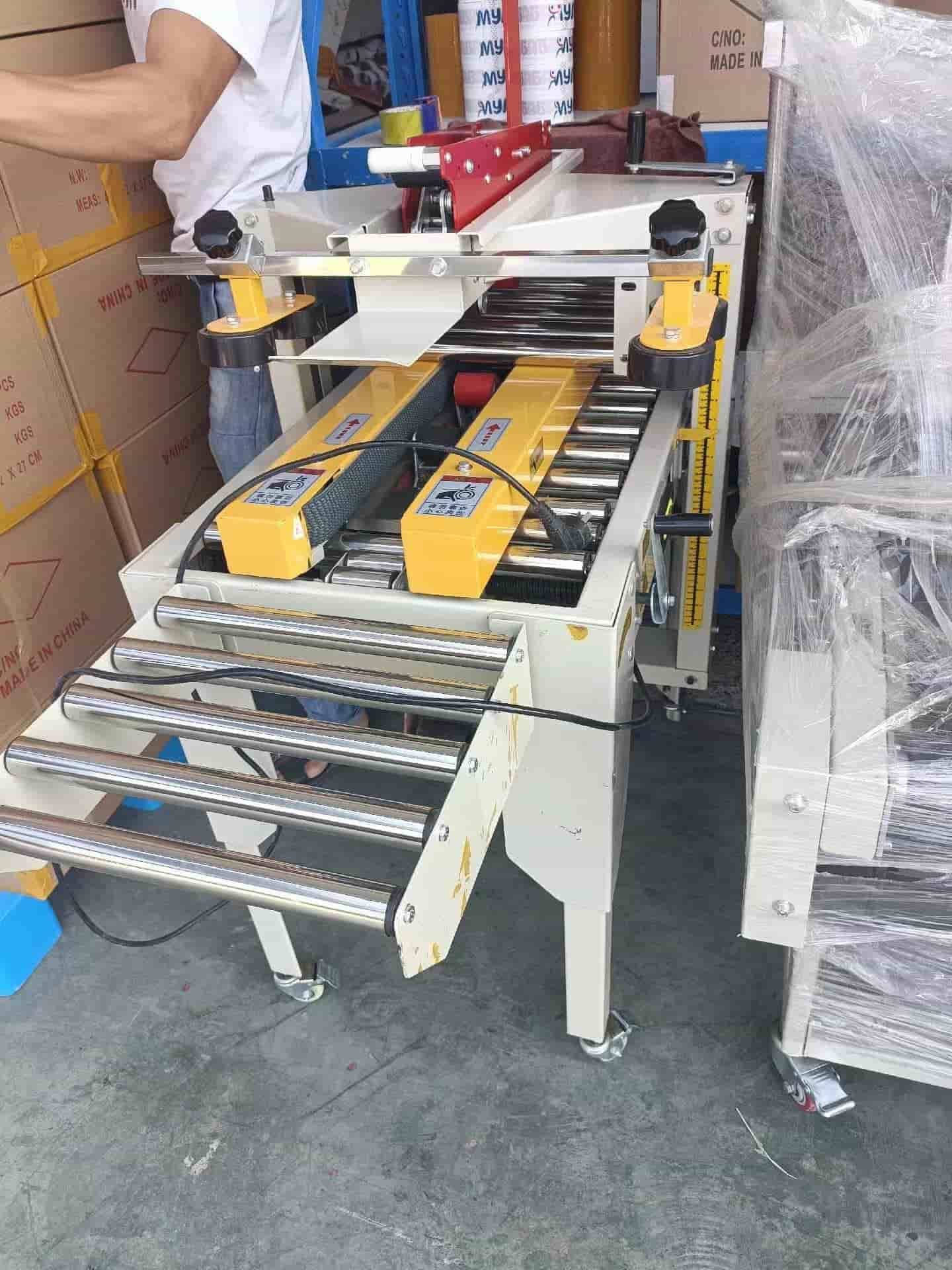 了解下全自动封箱机开箱机-自动打包机快递包裹