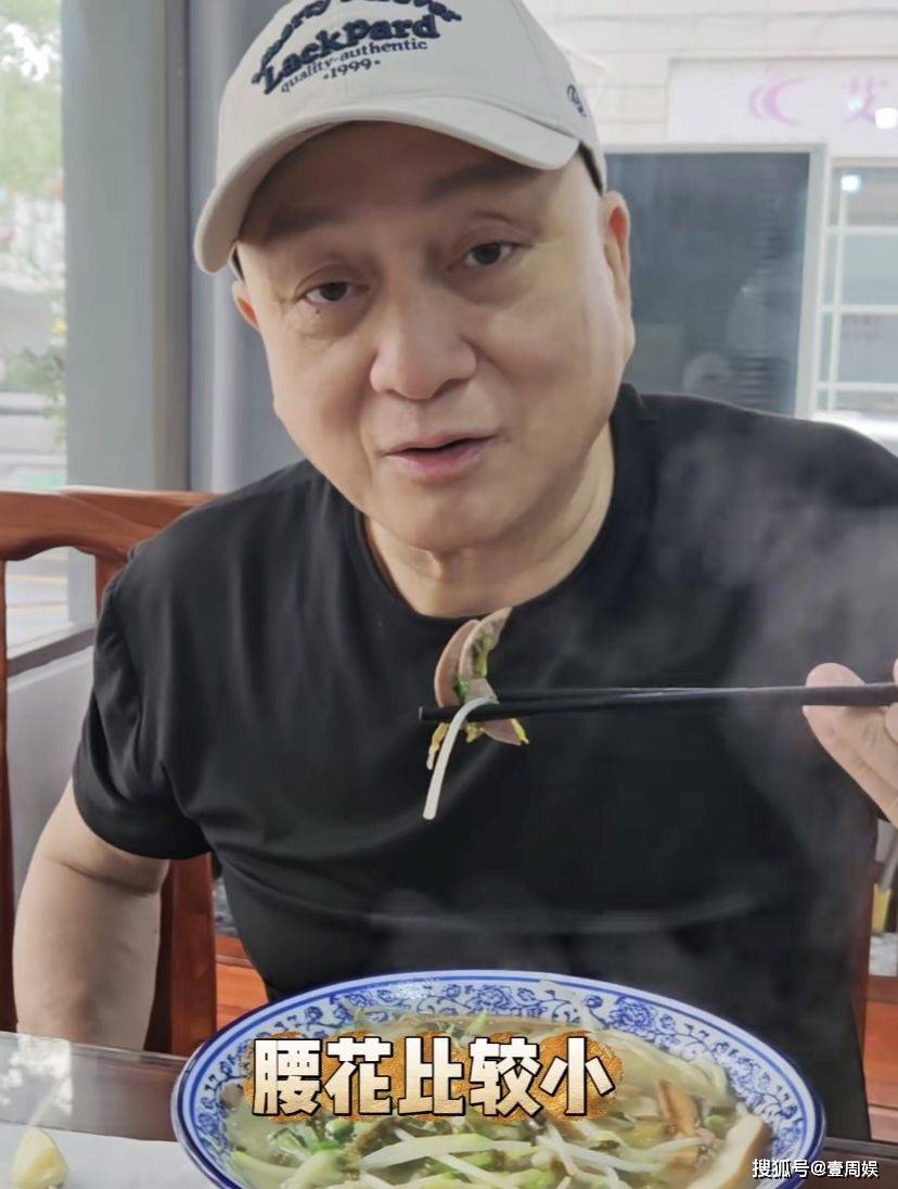 港星汤镇业在横店吃面,被大蒜辣出表情包,跟娇妻结婚16年长居内地