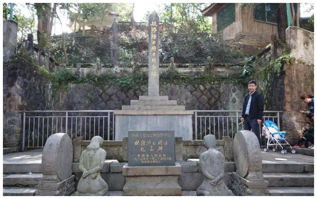 2005年,汪精卫儿子回国祭拜,看到父母跪像时,含泪说了一句话!