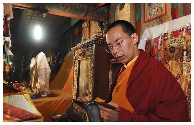 塔尔寺主持西纳活佛以及寺内僧众捐助的26000元医疗费和慰问信交到了