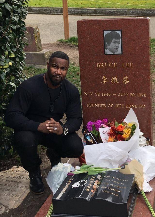李小龙墓地:墓碑镶着遗照,儿子葬身旁,墓前12字道出截拳道精髓