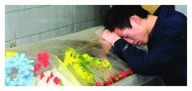 此时他不是雷厉风行的企业家,那天晚上,叶万焕抱着儿子的冰棺失声痛哭